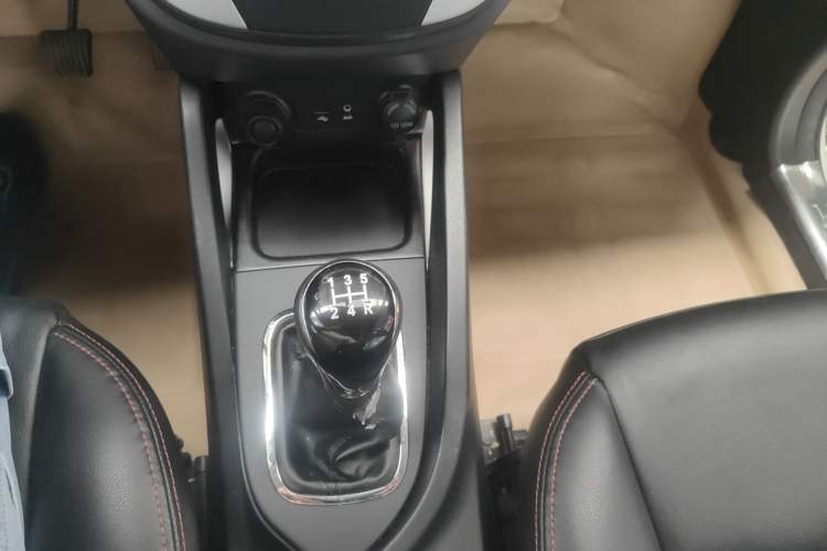 Used CHANGAN CS35 2015 1.6L Manual Luxury Model China IV Standard Gear Lever