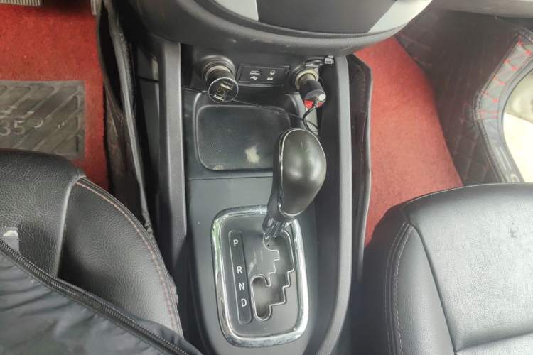 Used CHANGAN CS35 2015 1.6L Automatic Luxury Model China IV Standard Gear Lever