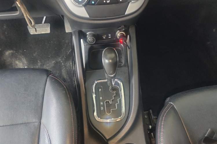 Used CHANGAN CS35 2015 1.6L Automatic Luxury Model China IV Standard Gear Lever