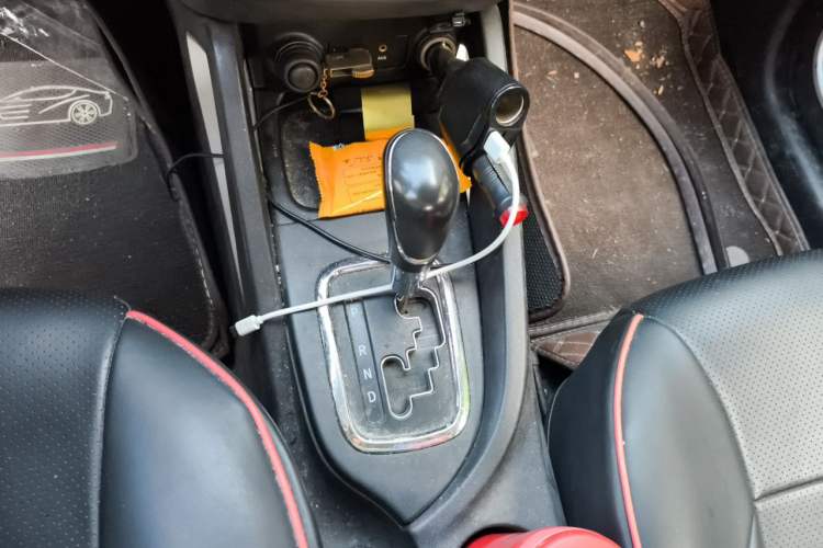 Used CHANGAN CS35 2015 1.6L Automatic Luxury Model China V Standard Gear Lever