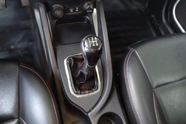 Used CHANGAN CS35 2015 1.6L Manual Luxury Model China IV Standard Gear Lever