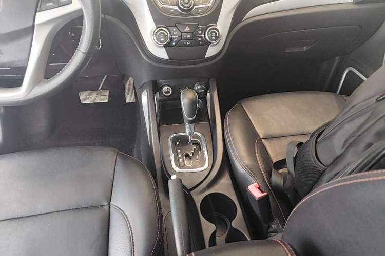 Used CHANGAN CS35 2015 1.6L Automatic Luxury Model China V Standard Gear Lever