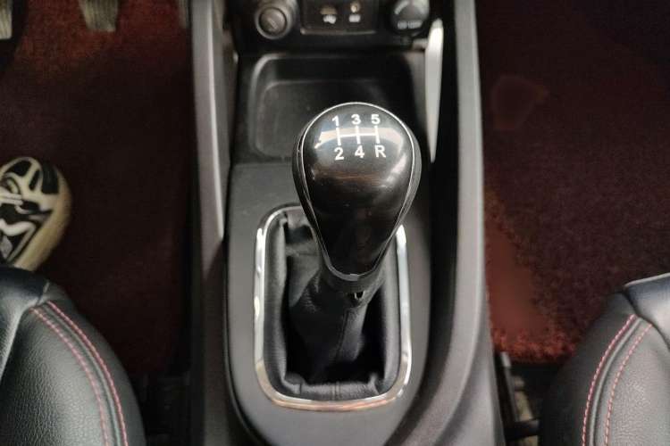 Used CHANGAN CS35 2015 1.6L Manual Luxury Model China IV Standard Interior 5