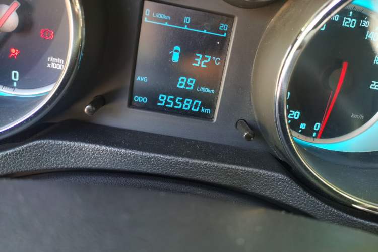 Used CHANGAN CS35 2015 1.6L Manual Luxury Model China IV Standard Odometer Close Up