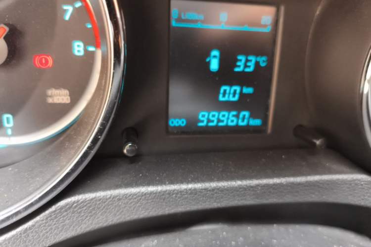 Used CHANGAN CS35 2015 1.6L Manual Luxury Model China V Standard Odometer Close Up
