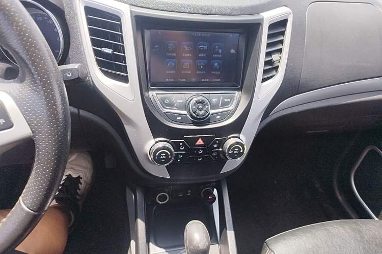 Used CHANGAN CS35 2015 1.6L Automatic Luxury Model China IV Standard Audio And AC Panel