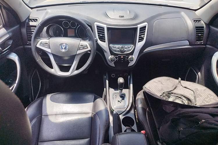 Used CHANGAN CS35 2015 1.6L Automatic Luxury Model China IV Standard Center Console