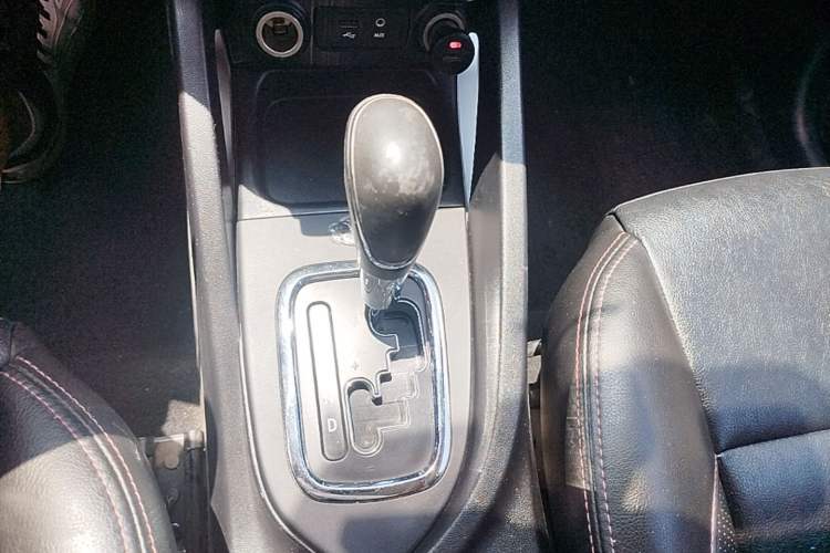 Used CHANGAN CS35 2015 1.6L Automatic Luxury Model China IV Standard Gear Lever