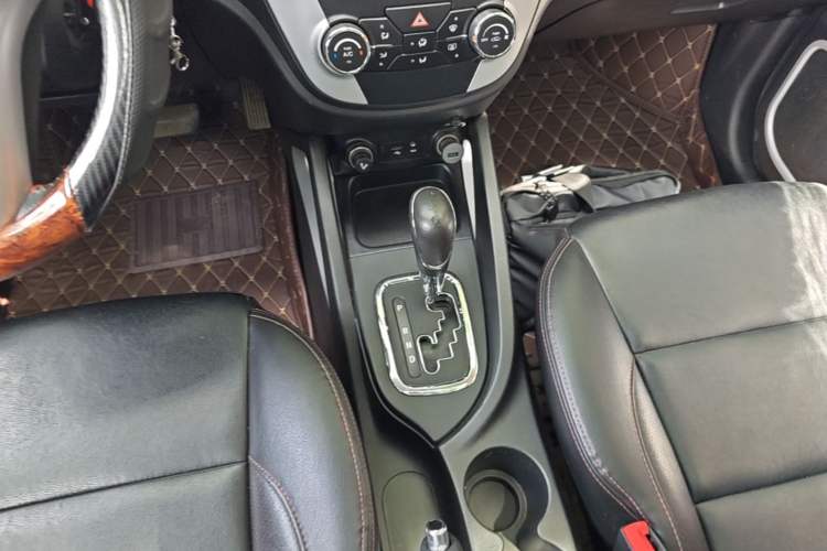 Used CHANGAN CS35 2015 1.6L Automatic Luxury Model China IV Standard Gear Lever