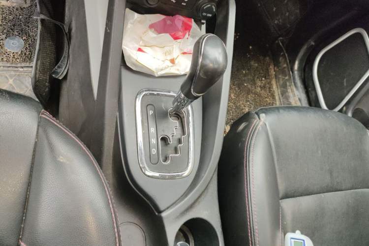 Used CHANGAN CS35 2015 1.6L Automatic Luxury Model China IV Standard Gear Lever