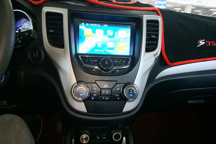 Used CHANGAN CS35 2016 1.6L Automatic Luxury Model China V Standard Audio And AC Panel
