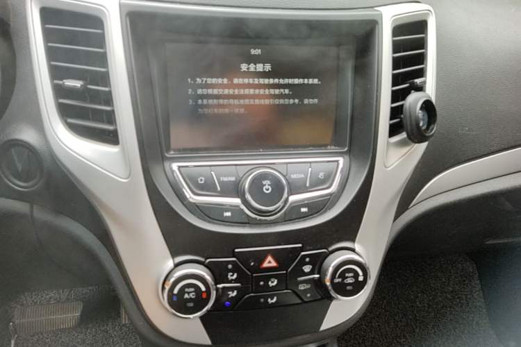 Used CHANGAN CS35 2016 1.6L Automatic Luxury Model China V Standard Audio And AC Panel