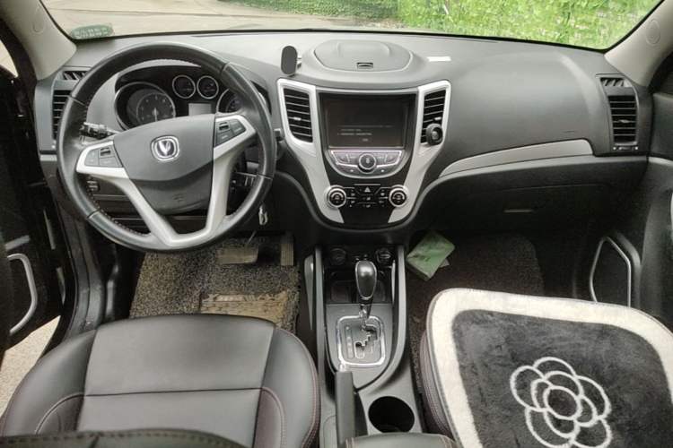 Used CHANGAN CS35 2016 1.6L Automatic Luxury Model China V Standard Center Console