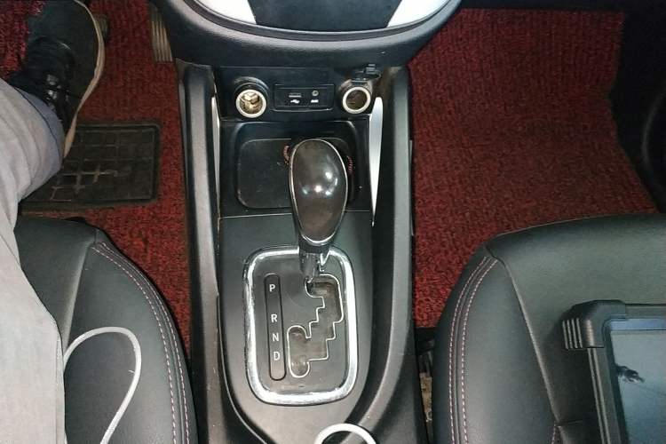 Used CHANGAN CS35 2016 1.6L Automatic Luxury Model China V Standard Gear Lever