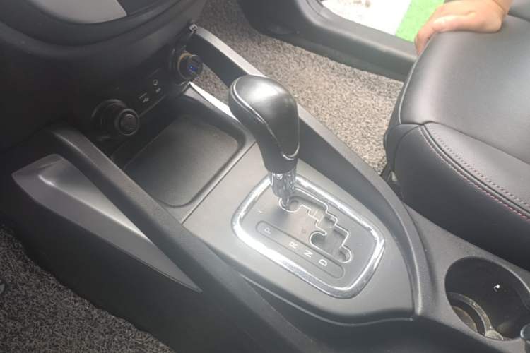 Used CHANGAN CS35 2016 1.6L Automatic Luxury Model China V Standard Gear Lever