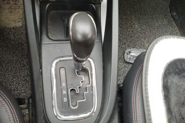 Used CHANGAN CS35 2016 1.6L Automatic Luxury Model China V Standard Gear Lever