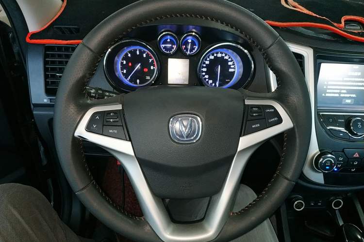 Used CHANGAN CS35 2016 1.6L Automatic Luxury Model China V Standard Steering Wheel