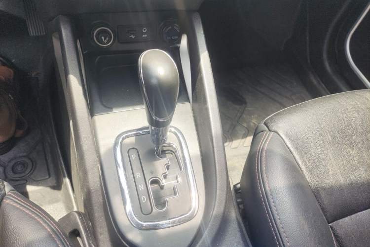 Used CHANGAN CS35 2016 1.6L Automatic Luxury Model China V Standard Gear Lever