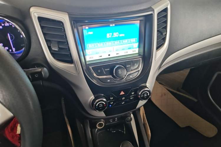 Used CHANGAN CS35 2016 1.6L Automatic Luxury Model China IV Standard Audio And AC Panel