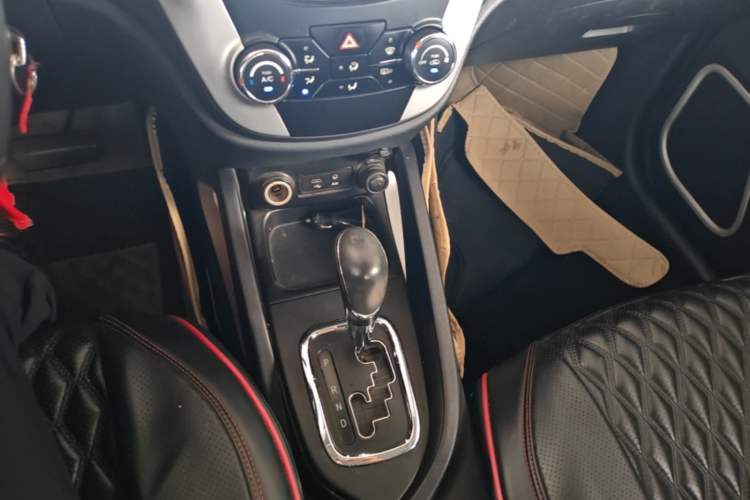 Used CHANGAN CS35 2016 1.6L Automatic Luxury Model China IV Standard Gear Lever