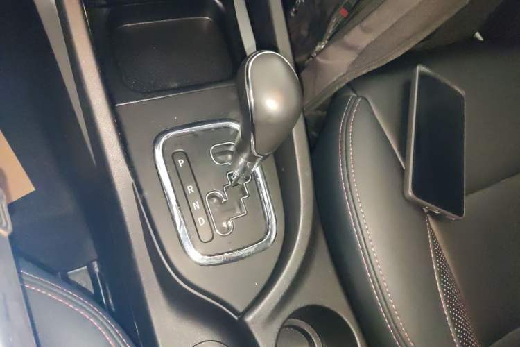 Used CHANGAN CS35 2016 1.6L Automatic Luxury Model China V Standard Gear Lever