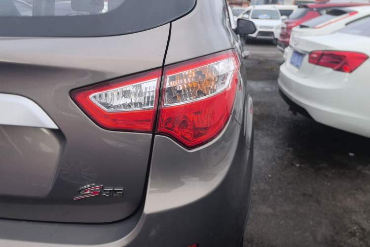 Used CHANGAN CS35 2016 1.6L Manual Luxury Model China IV Standard Exterior 6
