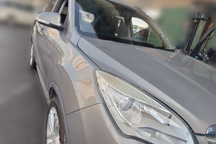 Used CHANGAN CS35 2016 1.6L Manual Luxury Model China IV Standard Front Right 45 Deg