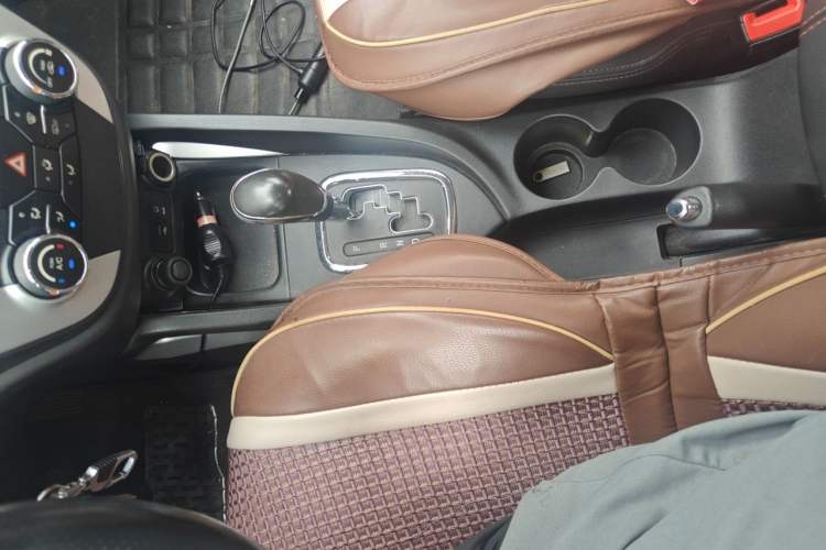 Used CHANGAN CS35 2016 1.6L Automatic Luxury Model China V Standard Gear Lever