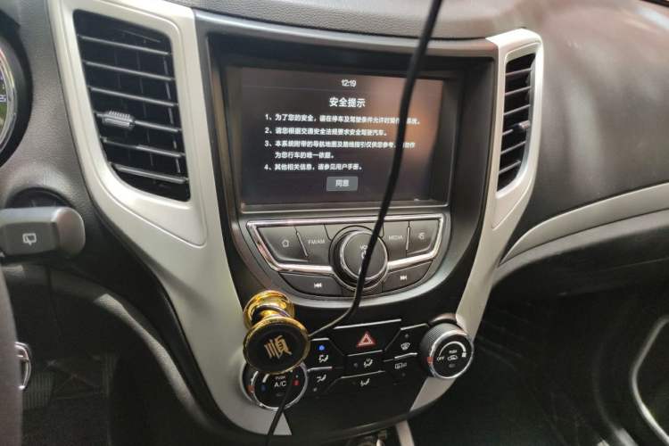 Used CHANGAN CS35 2016 1.6L Automatic Luxury Model China V Standard Audio And AC Panel