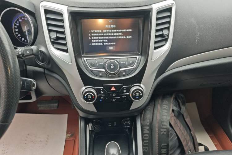 Used CHANGAN CS35 2016 1.6L Automatic Luxury Model China IV Standard Audio And AC Panel
