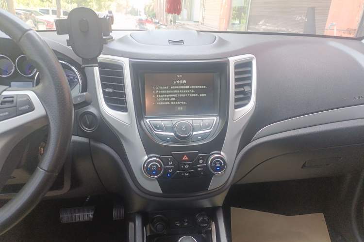 Used CHANGAN CS35 2016 1.6L Automatic Luxury Model China IV Standard Audio And AC Panel