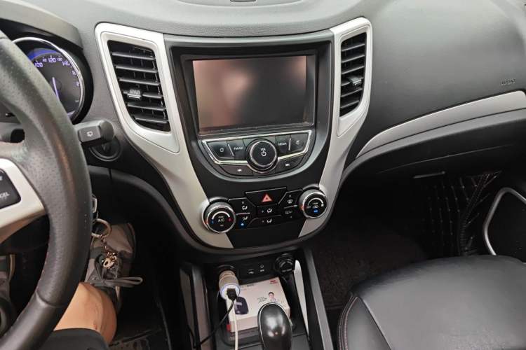 Used CHANGAN CS35 2016 1.6L Automatic Luxury Model China IV Standard Audio And AC Panel