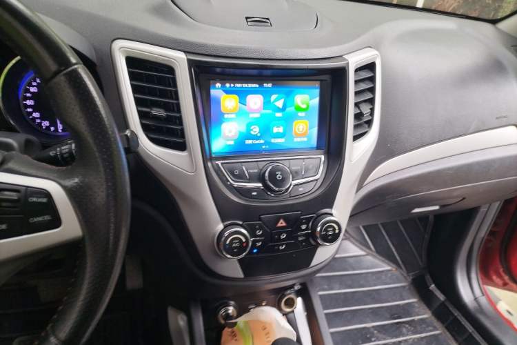 Used CHANGAN CS35 2016 1.6L Automatic Luxury Model China V Standard Audio And AC Panel