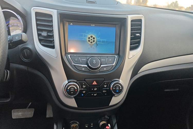 Used CHANGAN CS35 2016 1.6L Automatic Luxury Model China IV Standard Audio And AC Panel