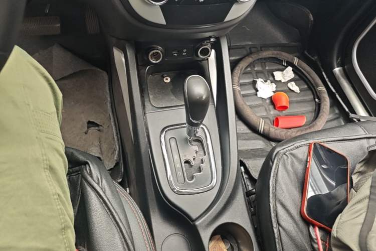 Used CHANGAN CS35 2016 1.6L Automatic Luxury Model China V Standard Gear Lever