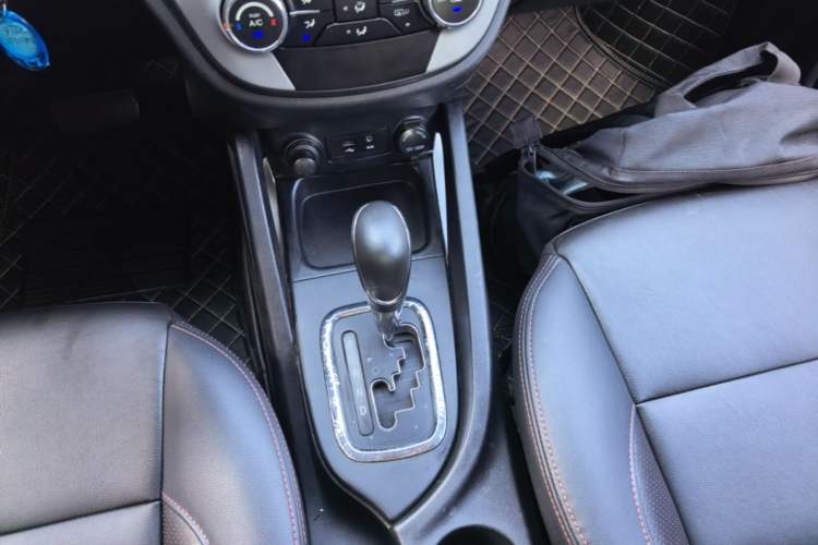 Used CHANGAN CS35 2016 1.6L Automatic Luxury Model China IV Standard Gear Lever