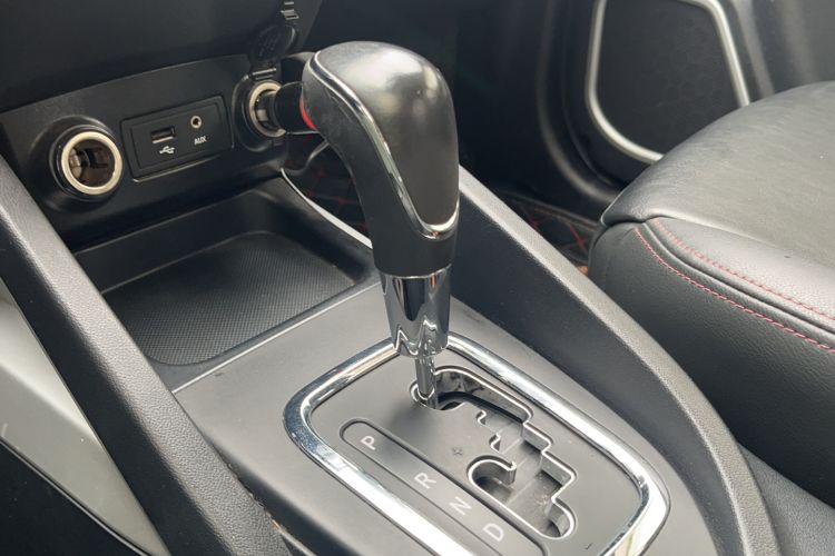 Used CHANGAN CS35 2016 1.6L Automatic Luxury Model China V Standard Gear Lever