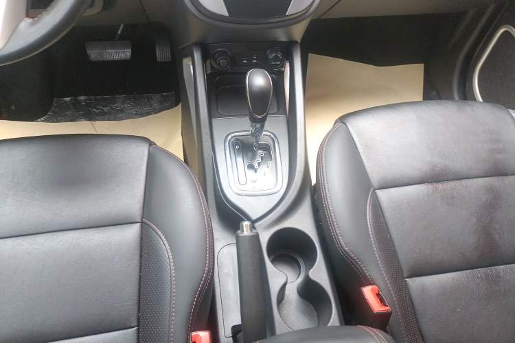 Used CHANGAN CS35 2016 1.6L Automatic Luxury Model China IV Standard Gear Lever