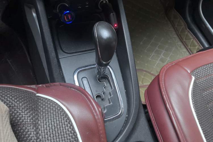 Used CHANGAN CS35 2016 1.6L Automatic Luxury Model China V Standard Gear Lever