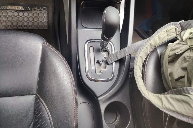 Used CHANGAN CS35 2016 1.6L Automatic Luxury Model China V Standard Gear Lever