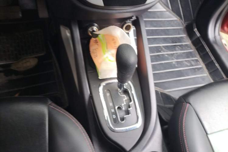 Used CHANGAN CS35 2016 1.6L Automatic Luxury Model China V Standard Gear Lever
