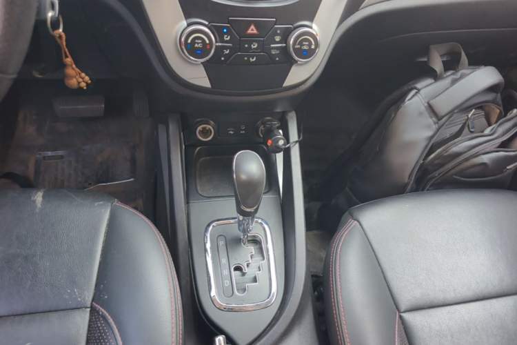 Used CHANGAN CS35 2016 1.6L Automatic Luxury Model China V Standard Gear Lever