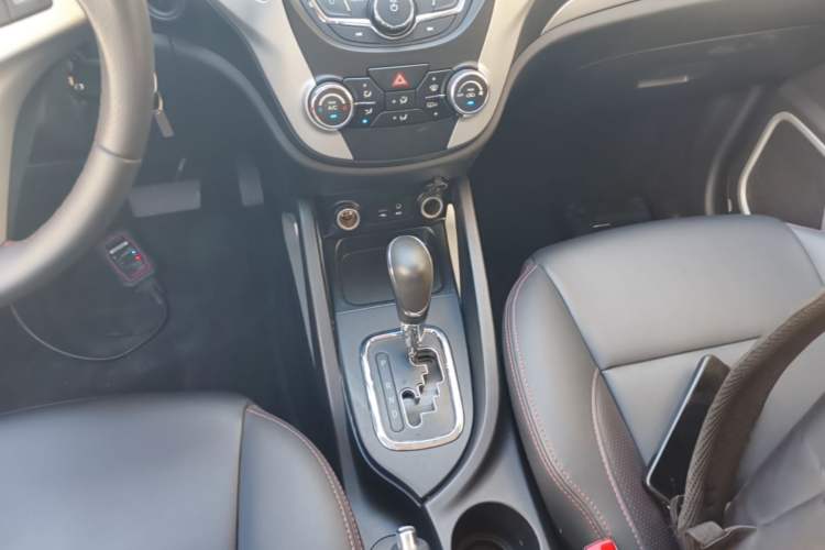 Used CHANGAN CS35 2016 1.6L Automatic Luxury Model China V Standard Gear Lever