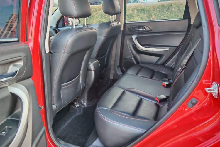 Used CHANGAN CS35 2016 1.6L Automatic Luxury Model China IV Standard Interior 5