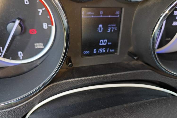 Used CHANGAN CS35 2016 1.6L Automatic Luxury Model China IV Standard Odometer Close Up