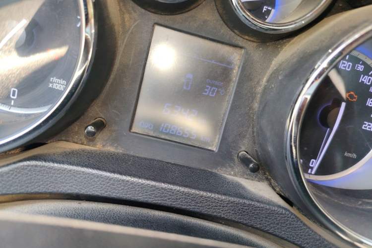 Used CHANGAN CS35 2016 1.6L Manual Luxury Model China IV Standard Odometer Close Up