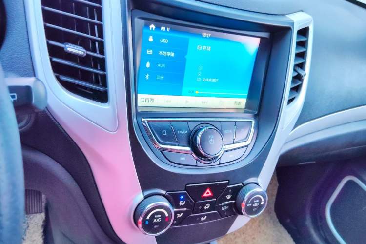 Used CHANGAN CS35 2016 1.6L Automatic Luxury Model China IV Standard Audio And AC Panel