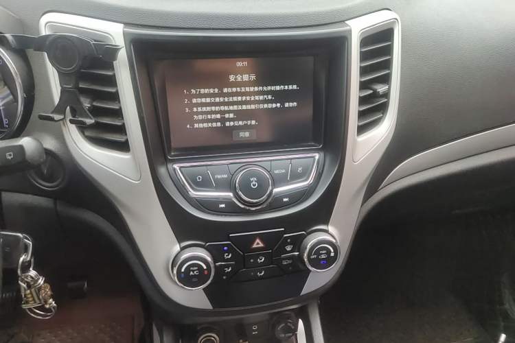 Used CHANGAN CS35 2016 1.6L Manual Luxury Model China V Standard Audio And AC Panel