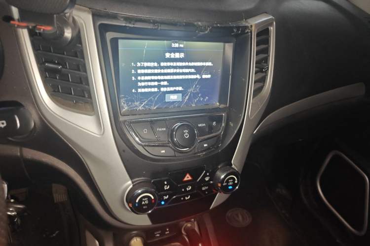 Used CHANGAN CS35 2016 1.6L Automatic Luxury Model China V Standard Audio And AC Panel