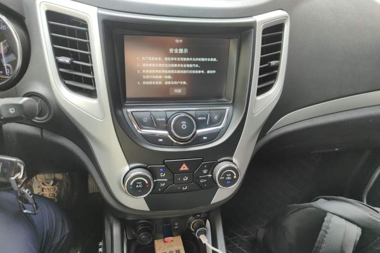 Used CHANGAN CS35 2016 1.6L Manual Luxury Model China V Standard Audio And AC Panel